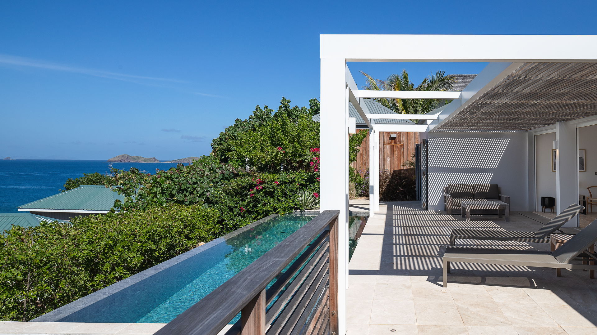 POOL & TERRACE