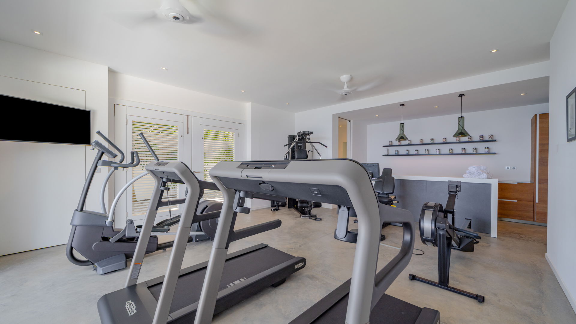 FITNESS AREA & JACUZZI