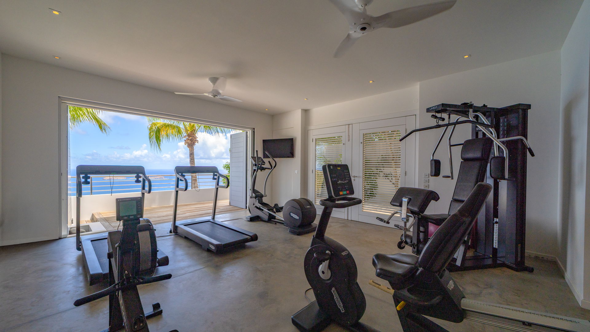 FITNESS AREA & JACUZZI