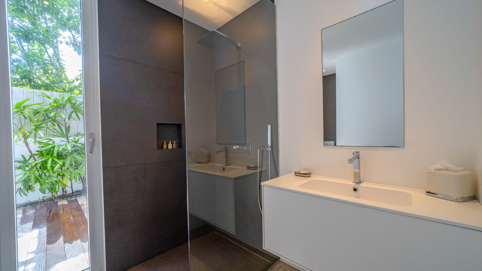 FITNESS AREA & JACUZZI