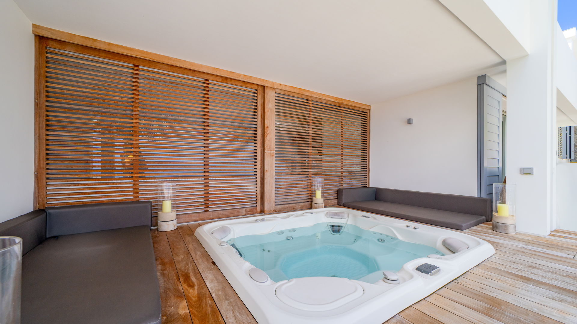 FITNESS AREA & JACUZZI