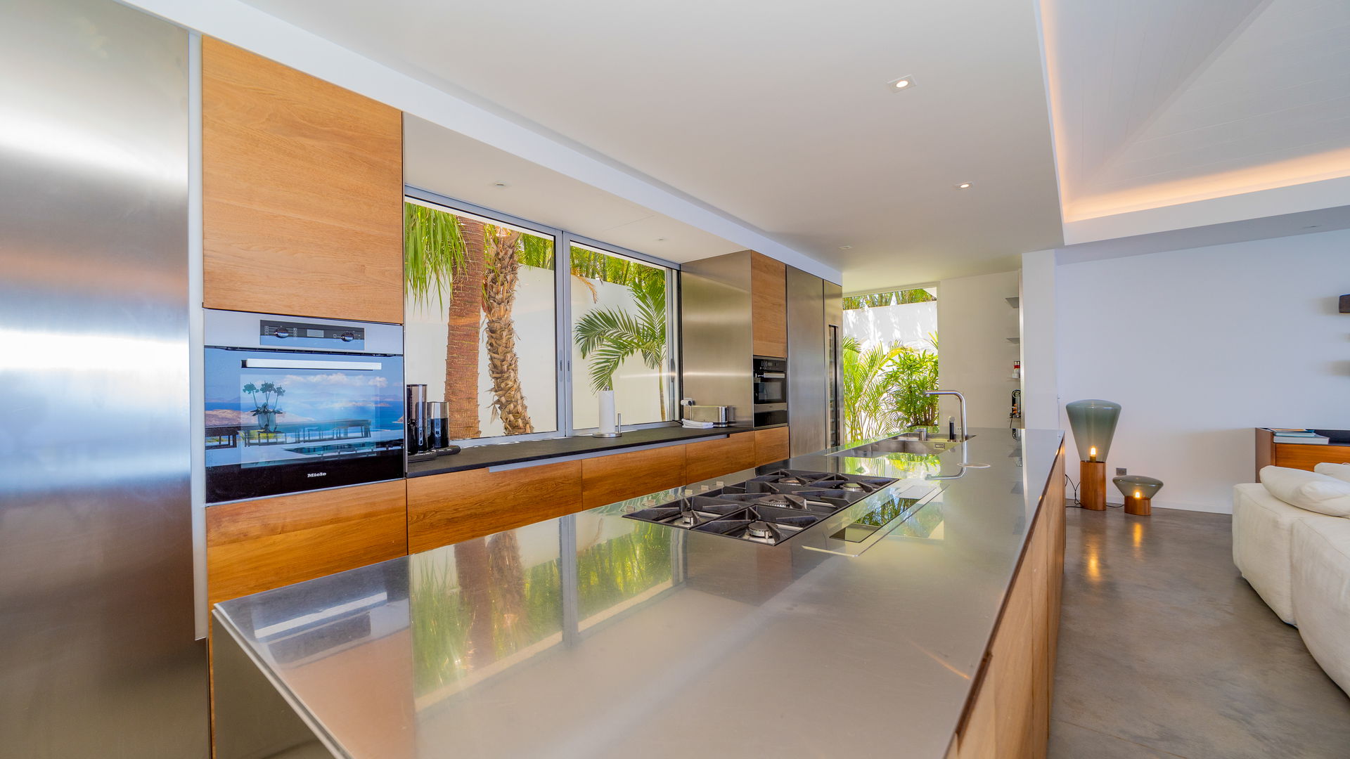 KITCHEN & DINING AREA