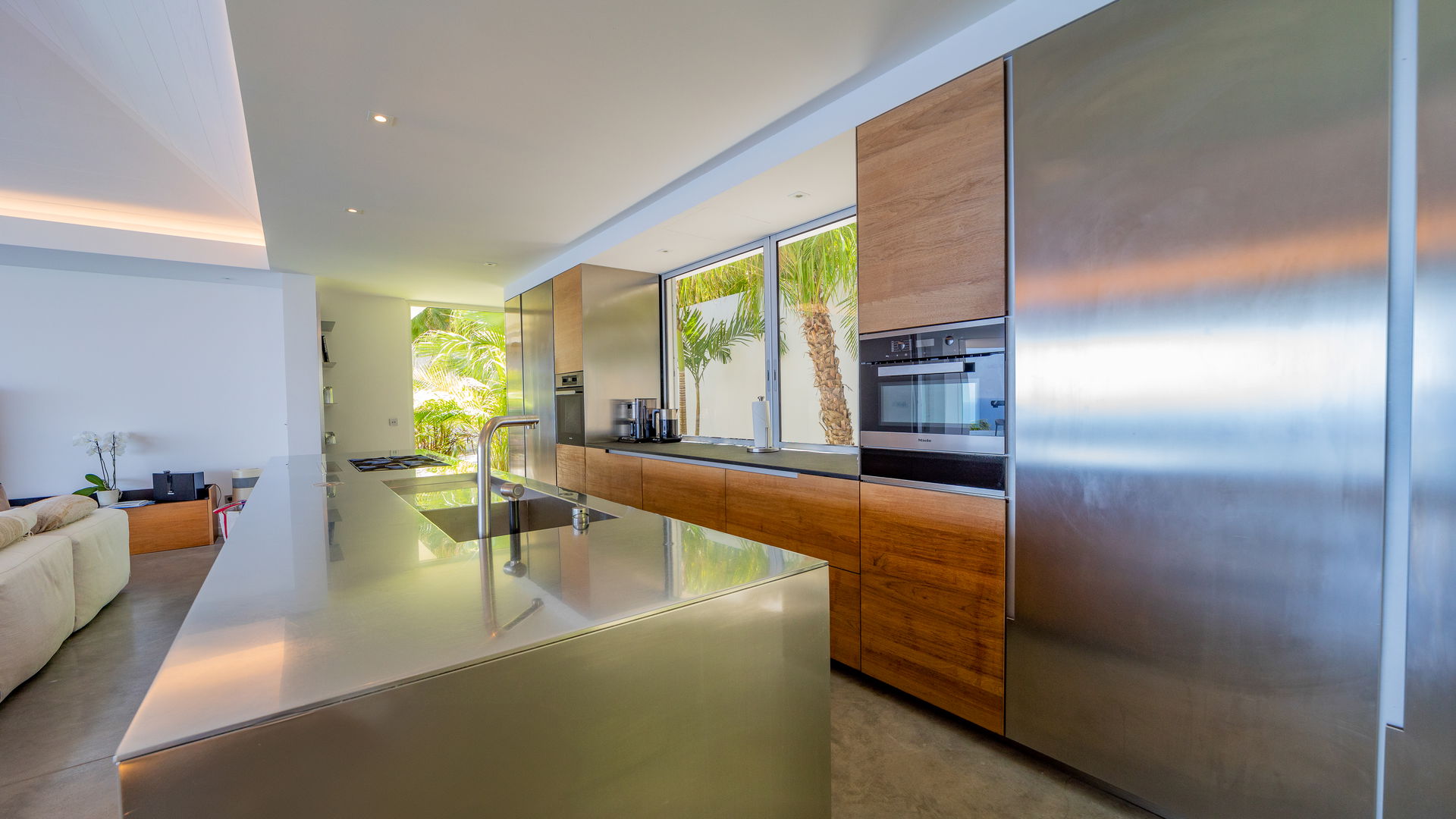 KITCHEN & DINING AREA