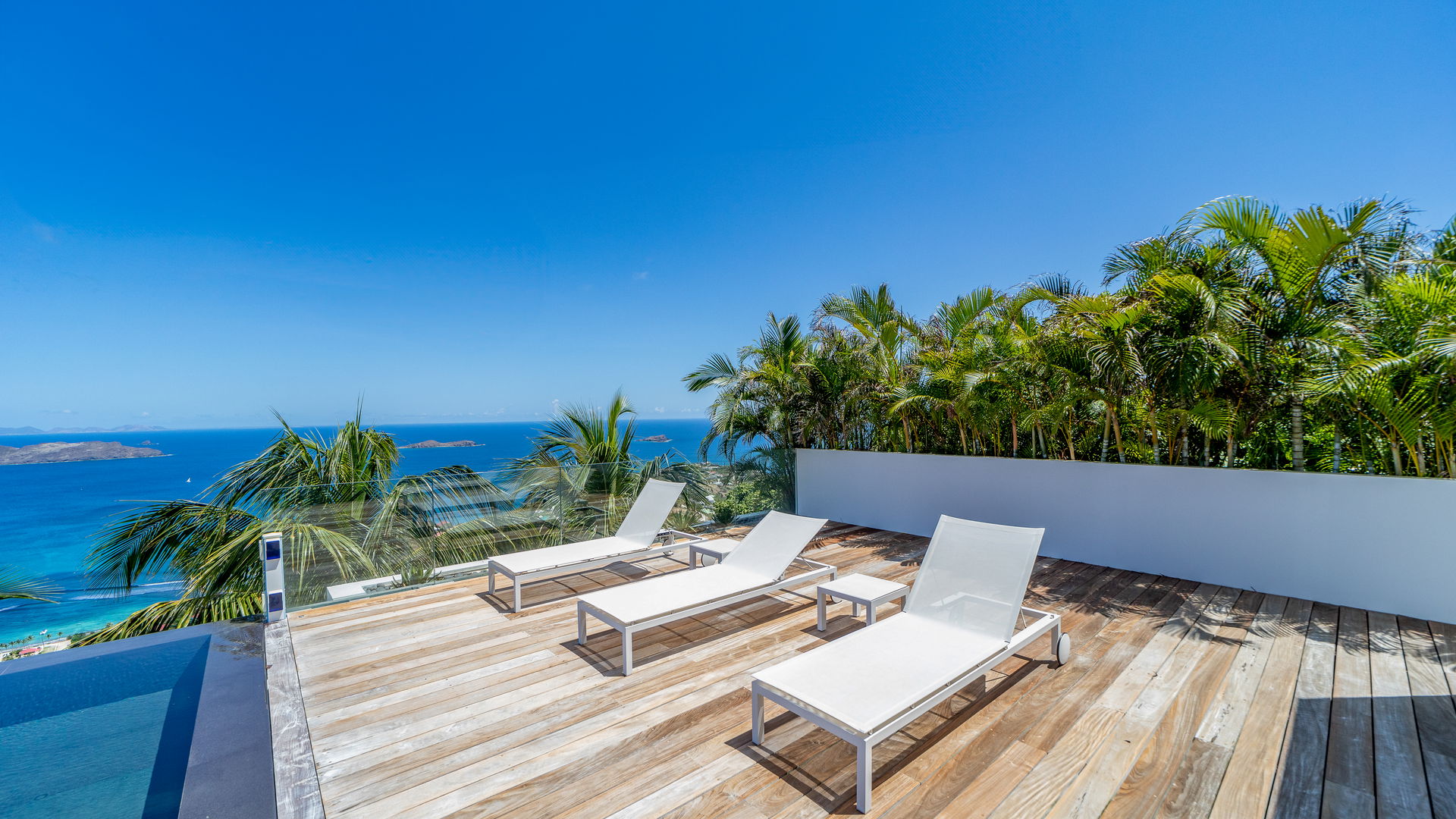 POOL & TERRACE