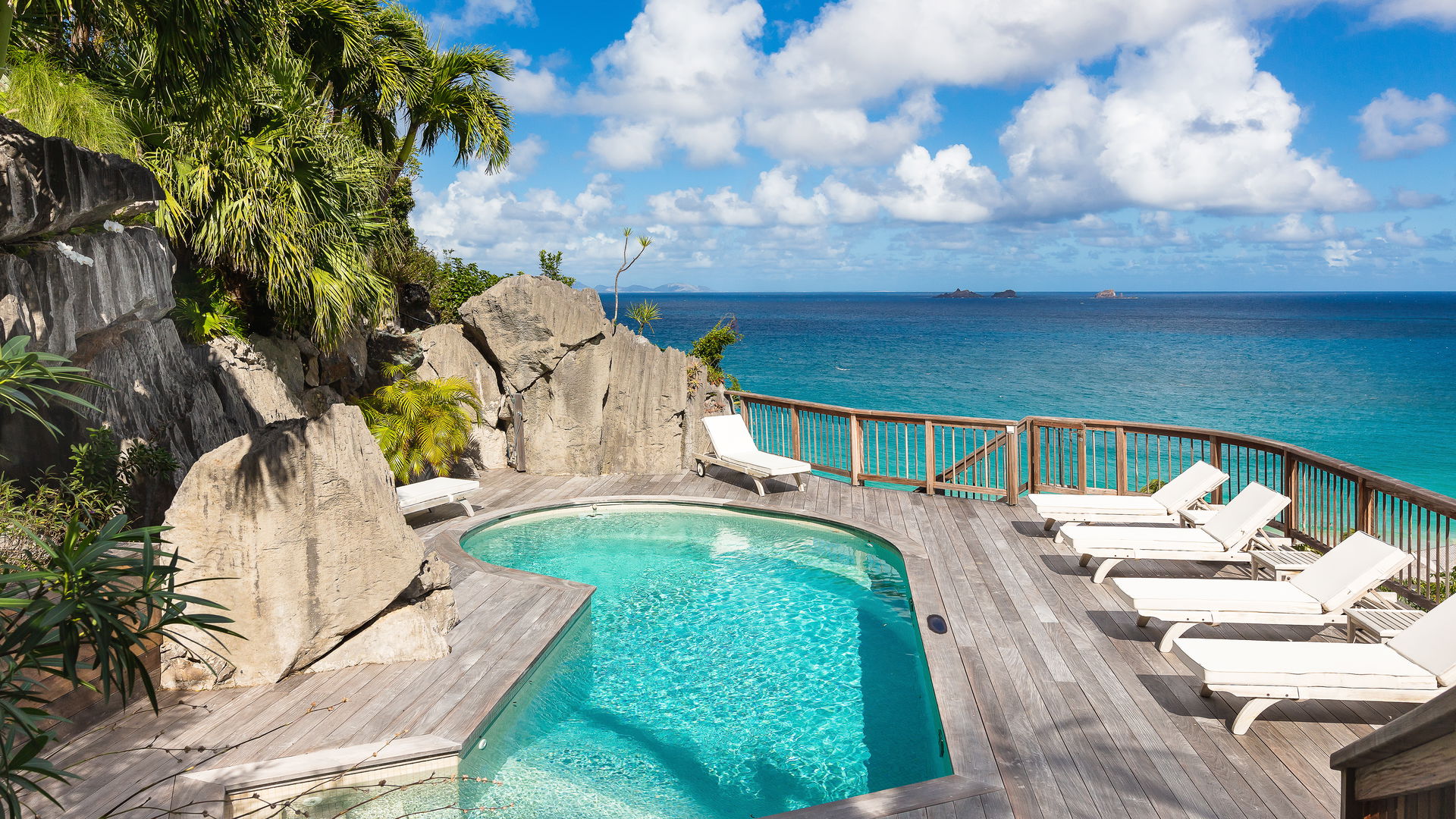 POOL & TERRACE