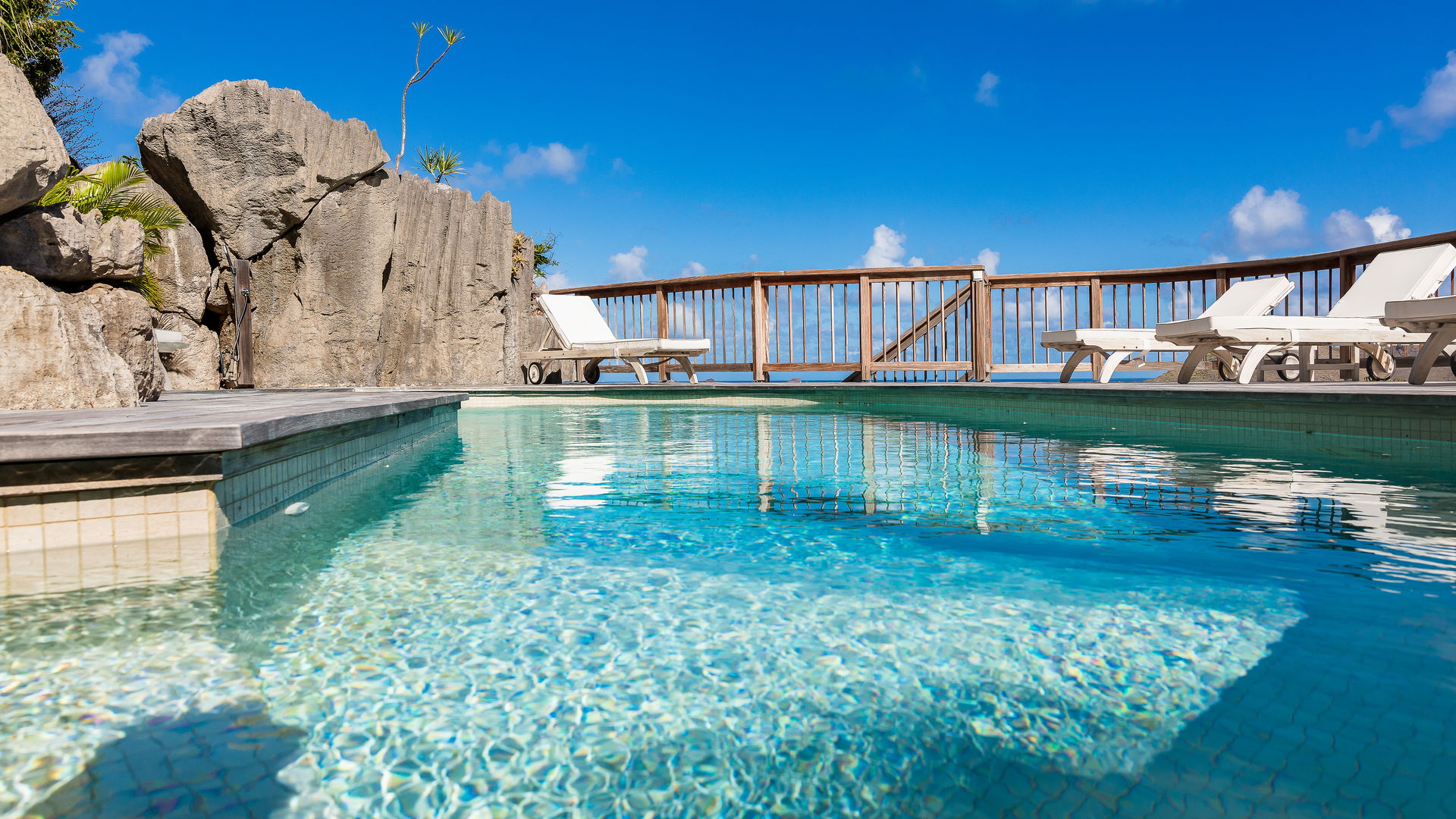 POOL & TERRACE