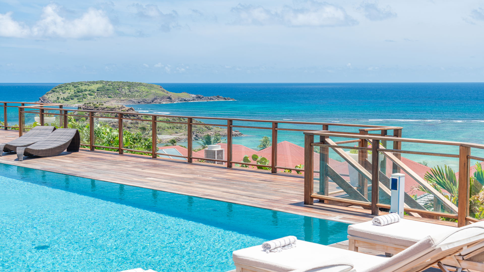 POOL & TERRACE