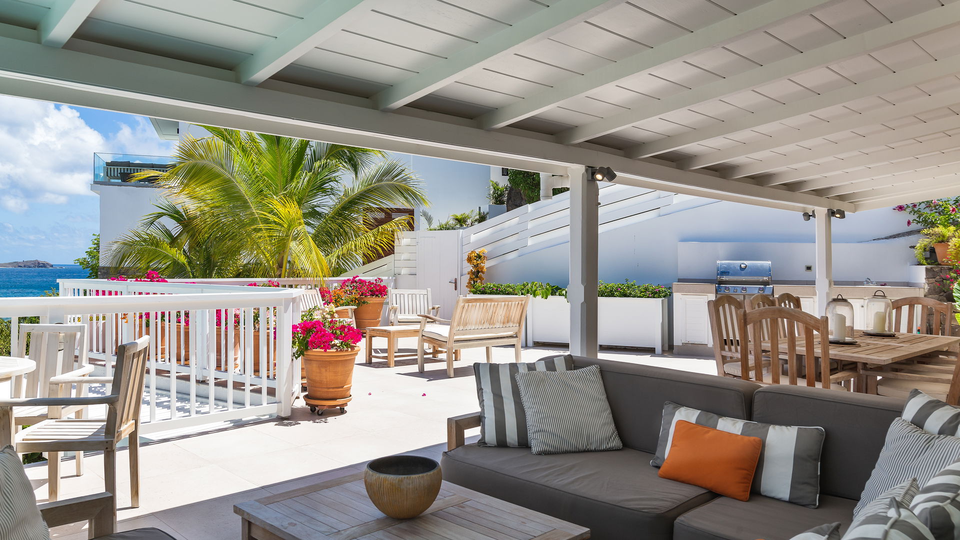 OUTDOOR LOUNGE AREA