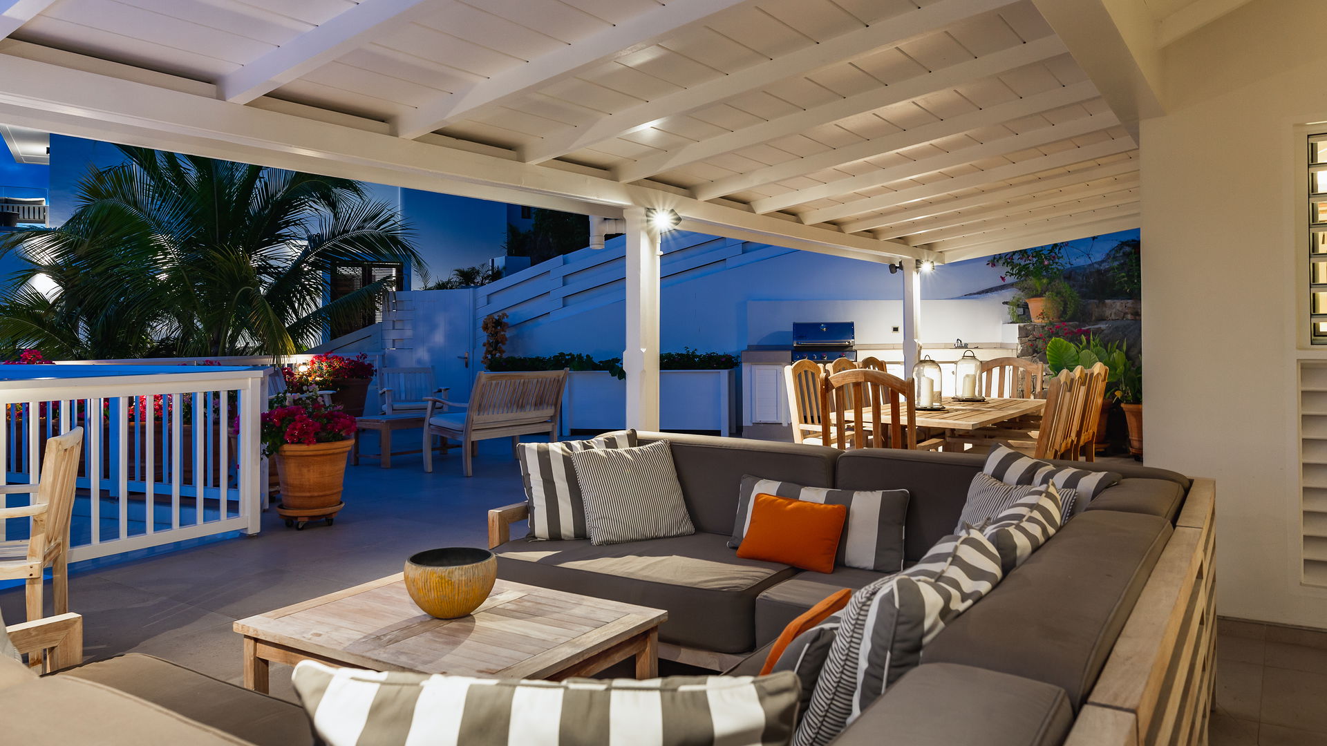 OUTDOOR LOUNGE AREA