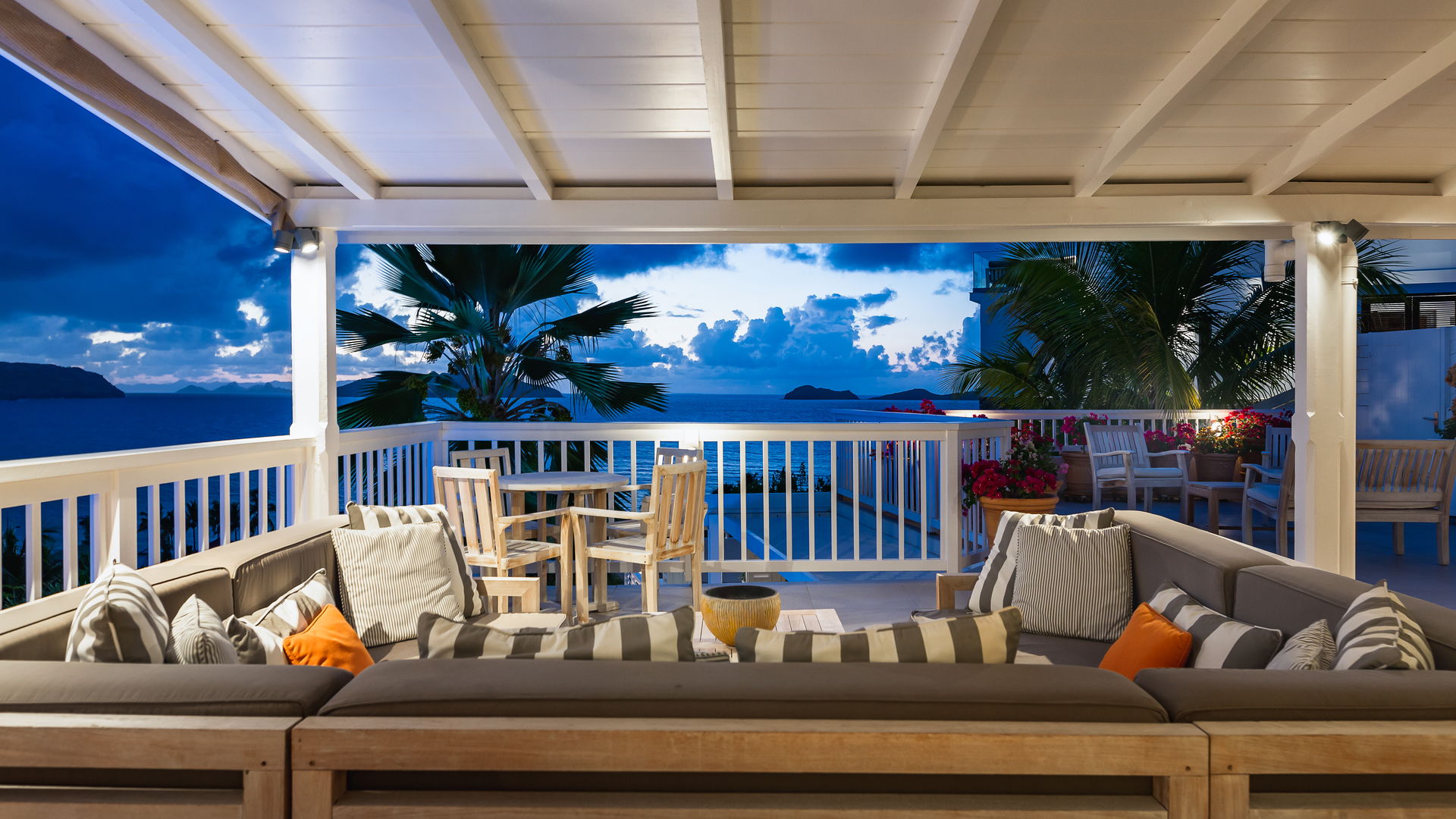OUTDOOR LOUNGE AREA