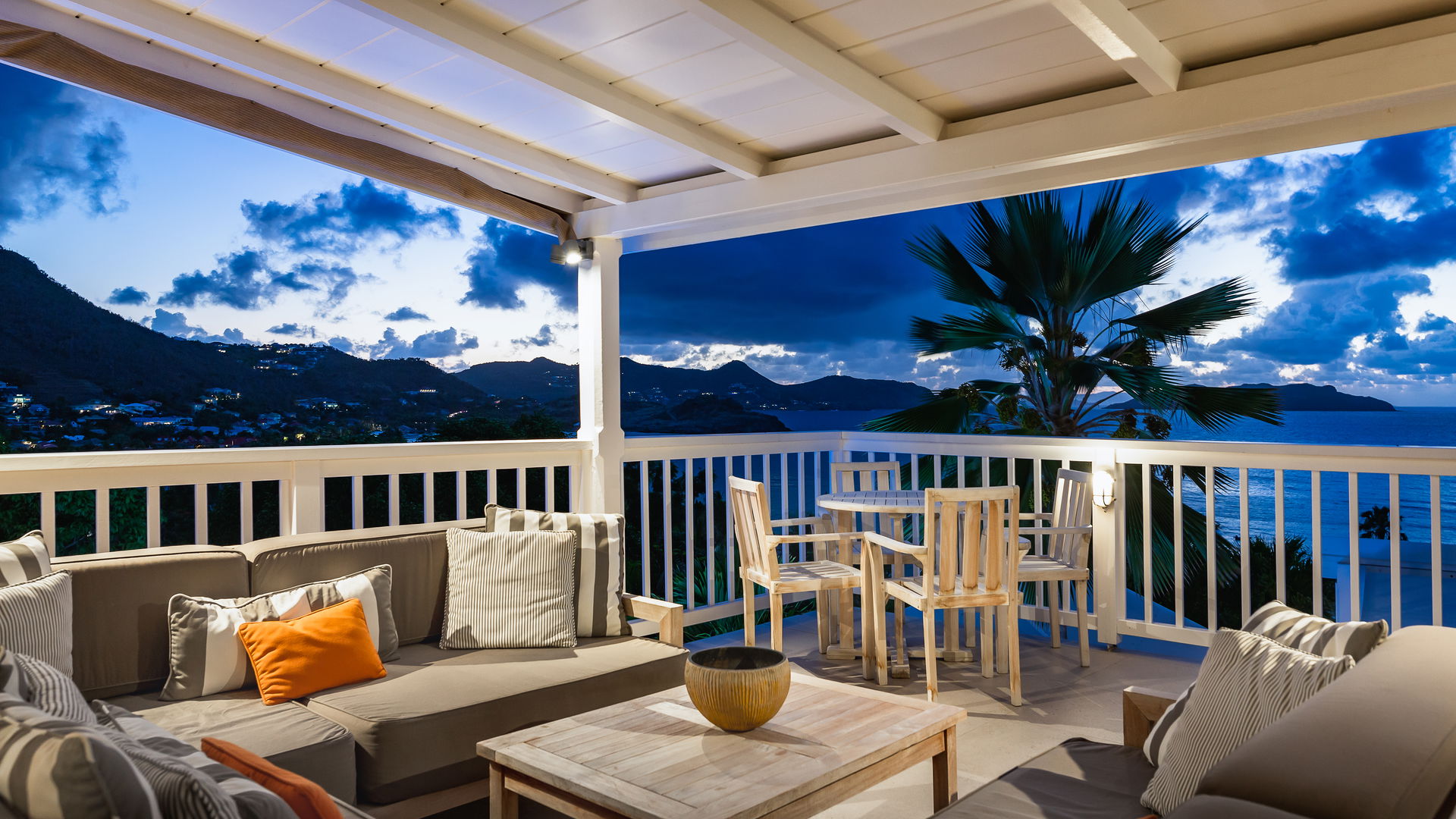 OUTDOOR LOUNGE AREA