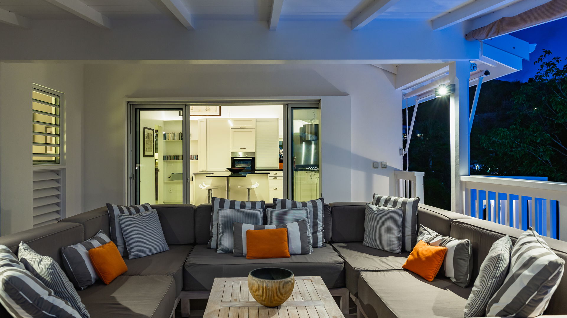 OUTDOOR LOUNGE AREA