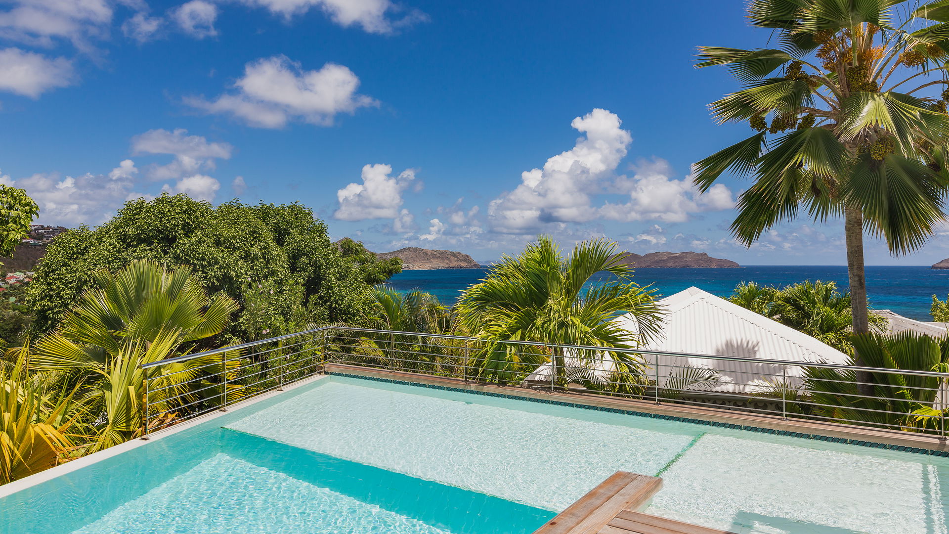 POOL & TERRACE