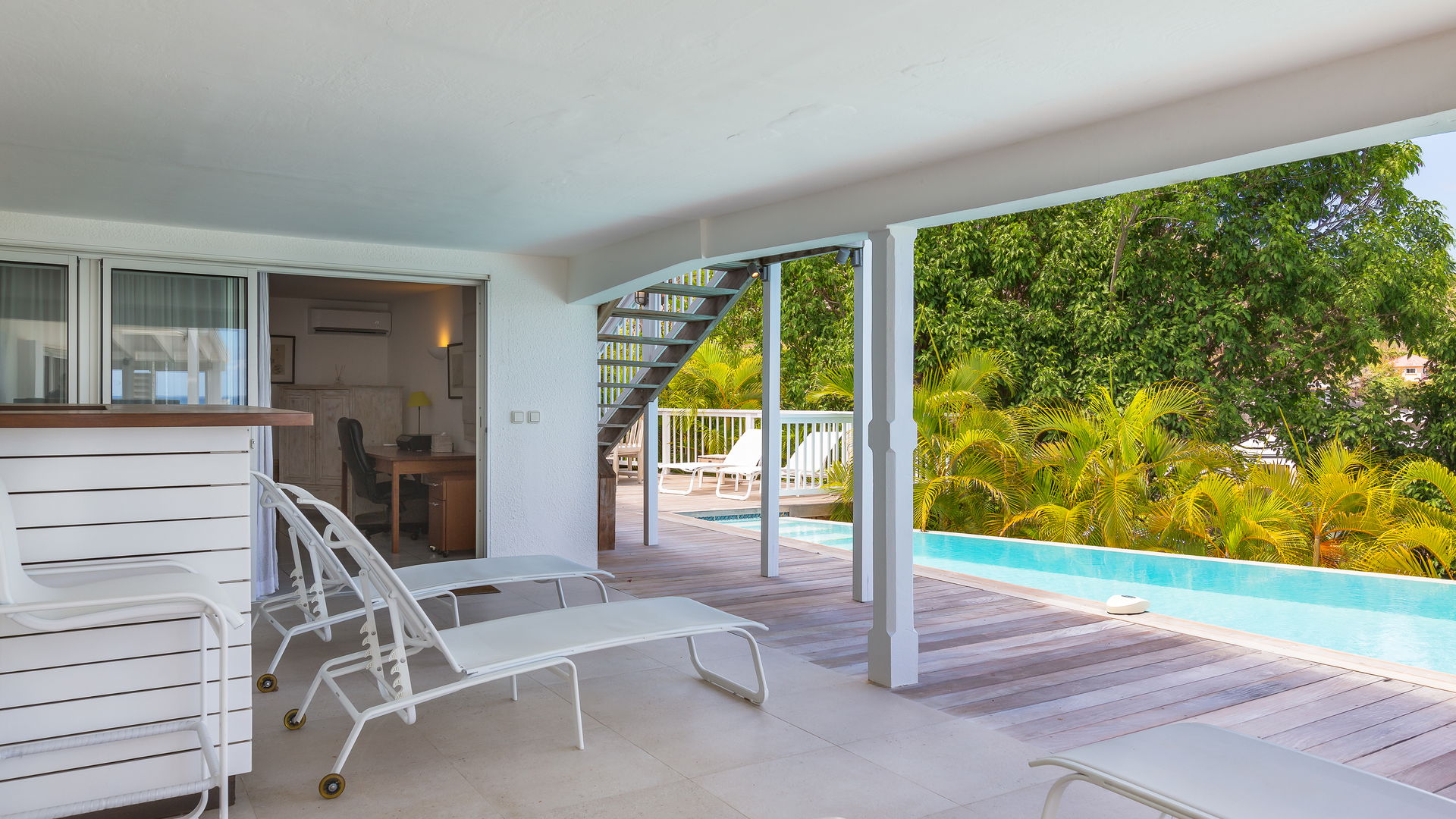POOL & TERRACE
