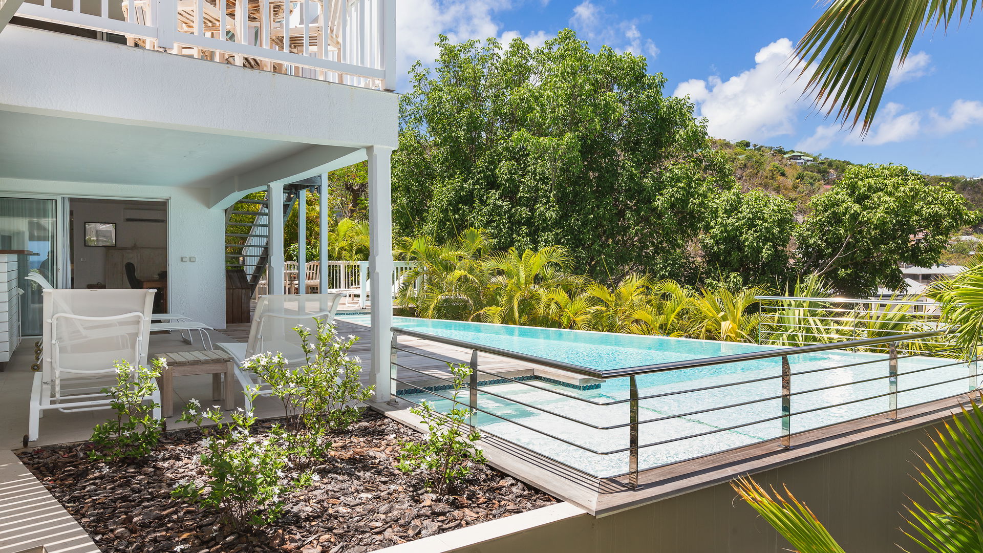 POOL & TERRACE