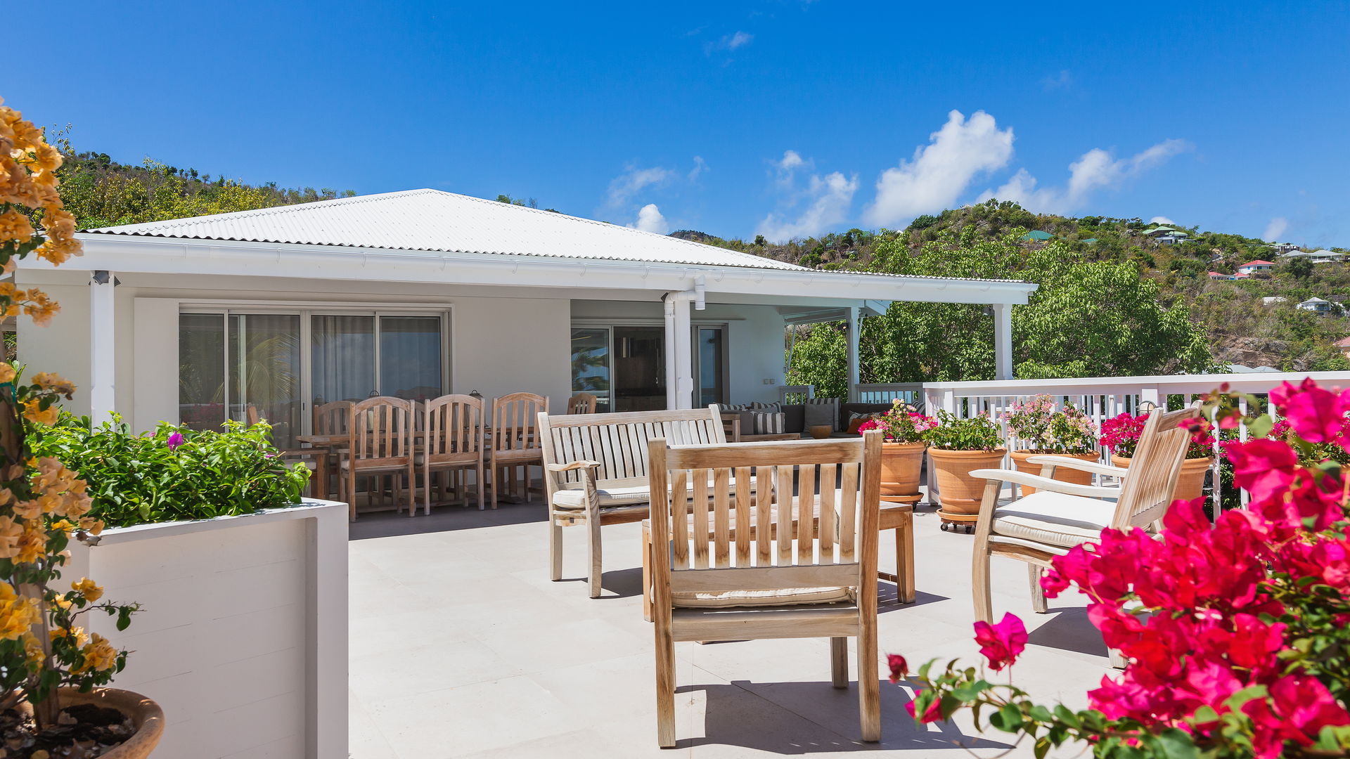 POOL & TERRACE
