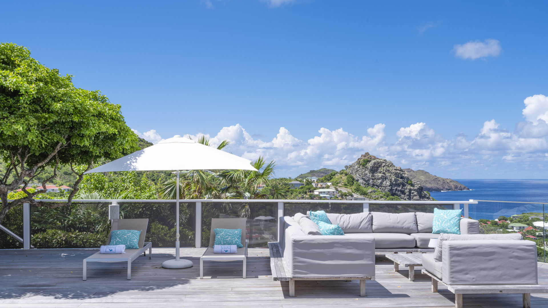 OUTDOOR LOUNGE AREA