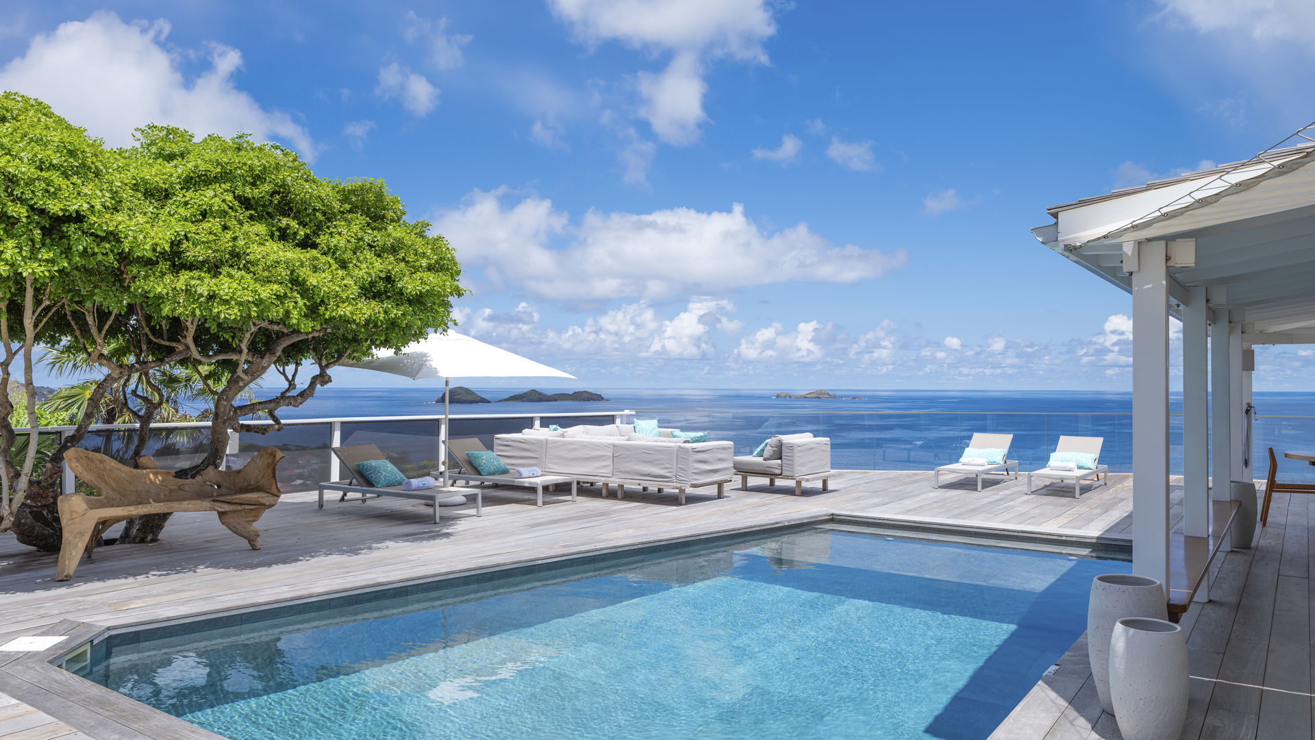 POOL & TERRACE