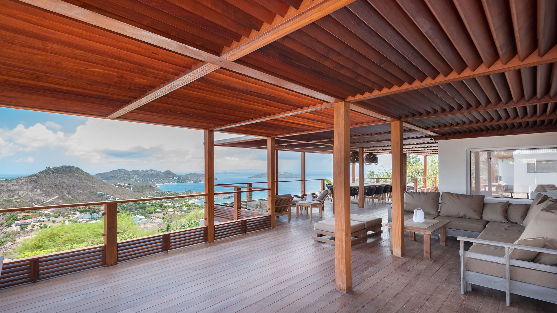 OUTDOOR LOUNGE AREA