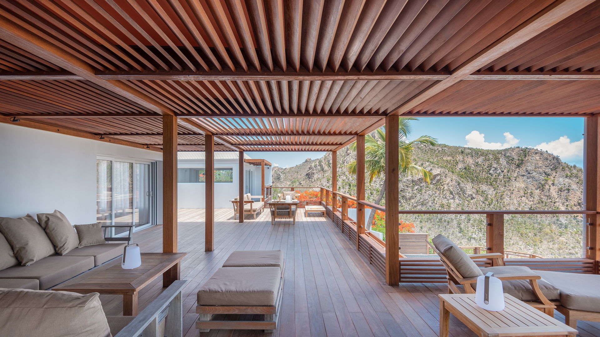 OUTDOOR LOUNGE AREA
