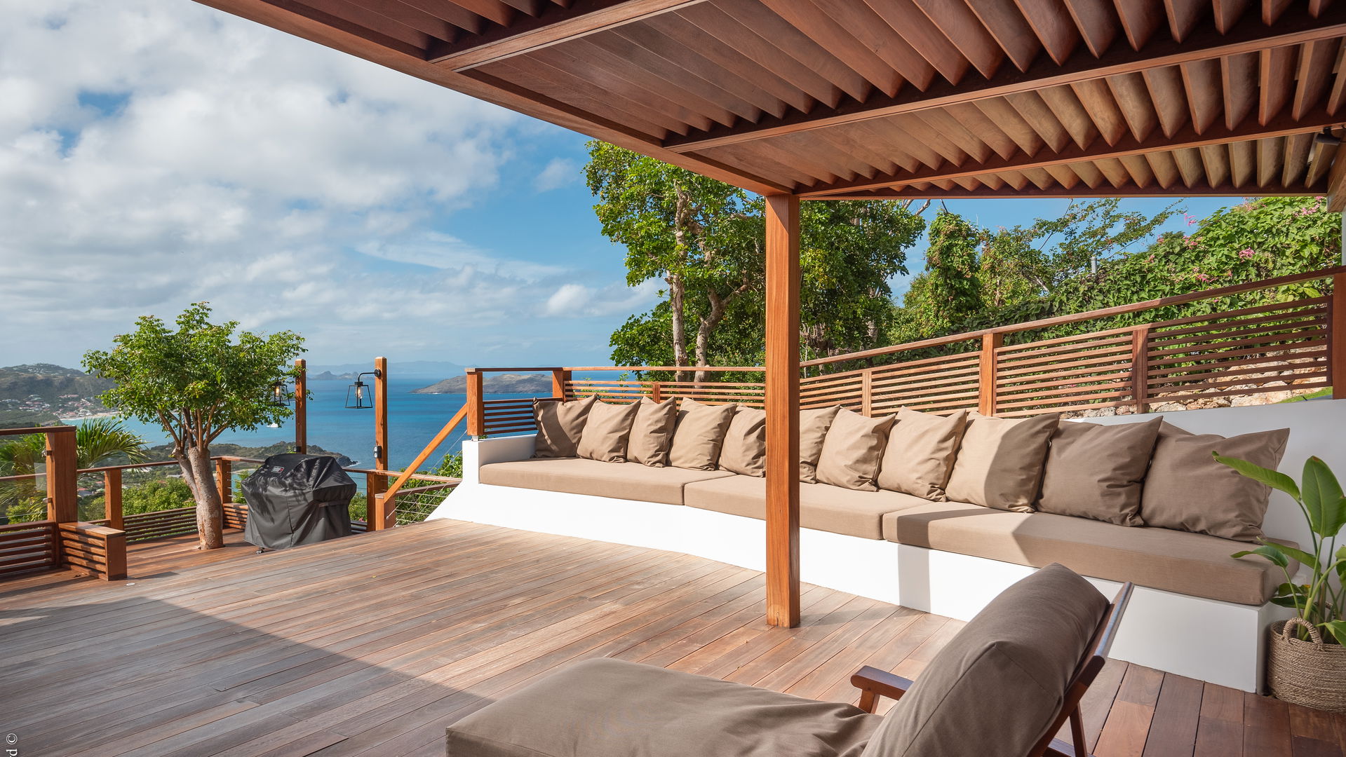 OUTDOOR LOUNGE AREA