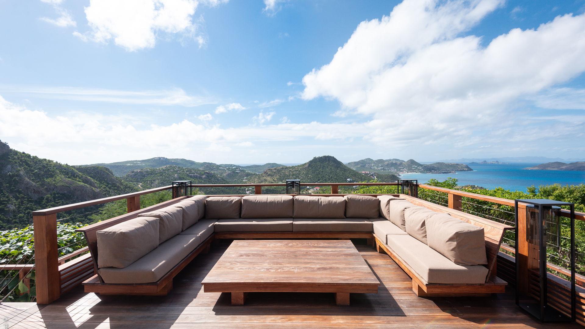 OUTDOOR LOUNGE AREA