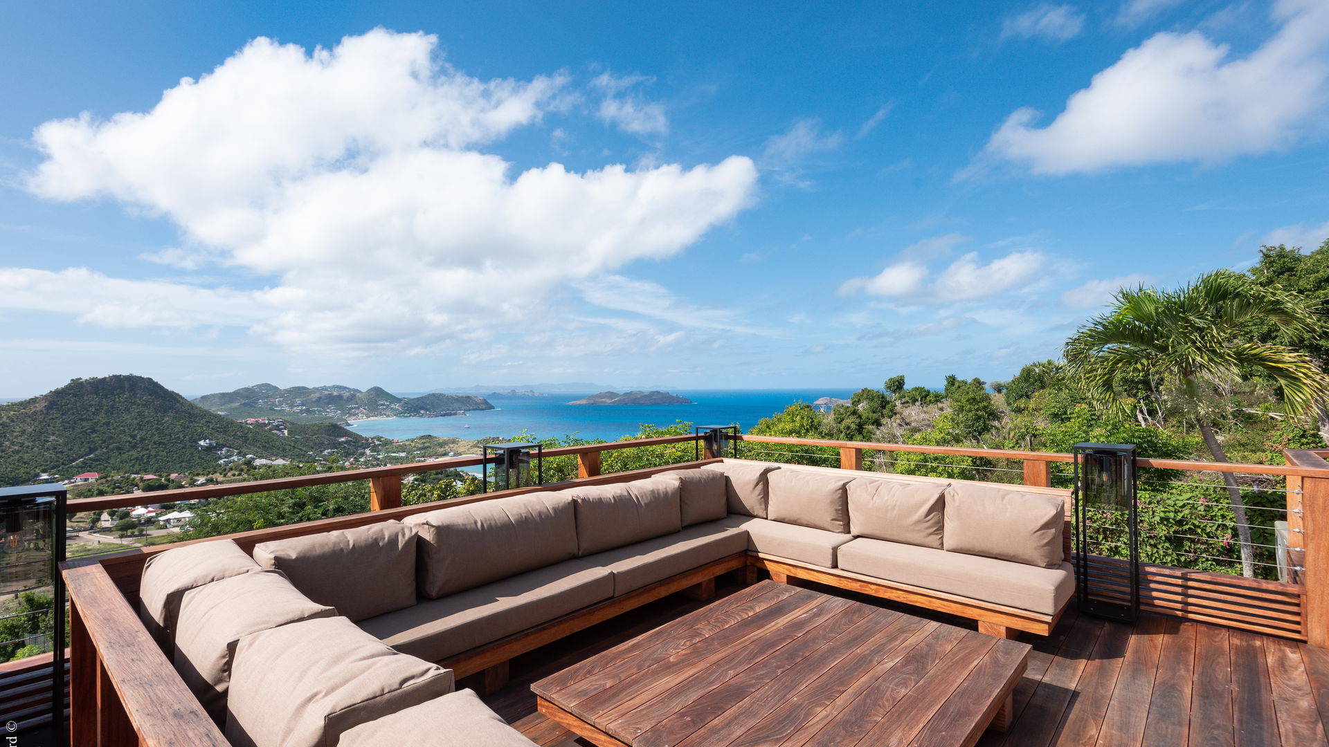 OUTDOOR LOUNGE AREA