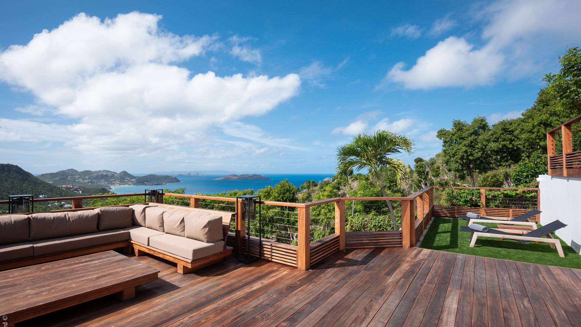 OUTDOOR LOUNGE AREA