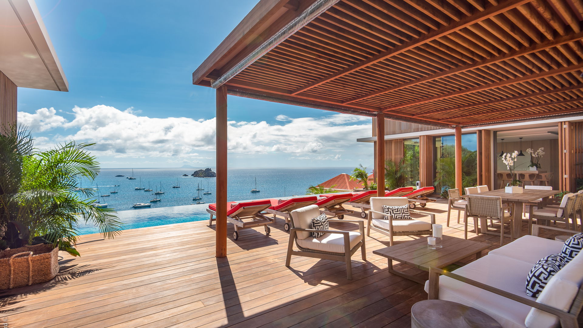 OUTDOOR LOUNGE AREA