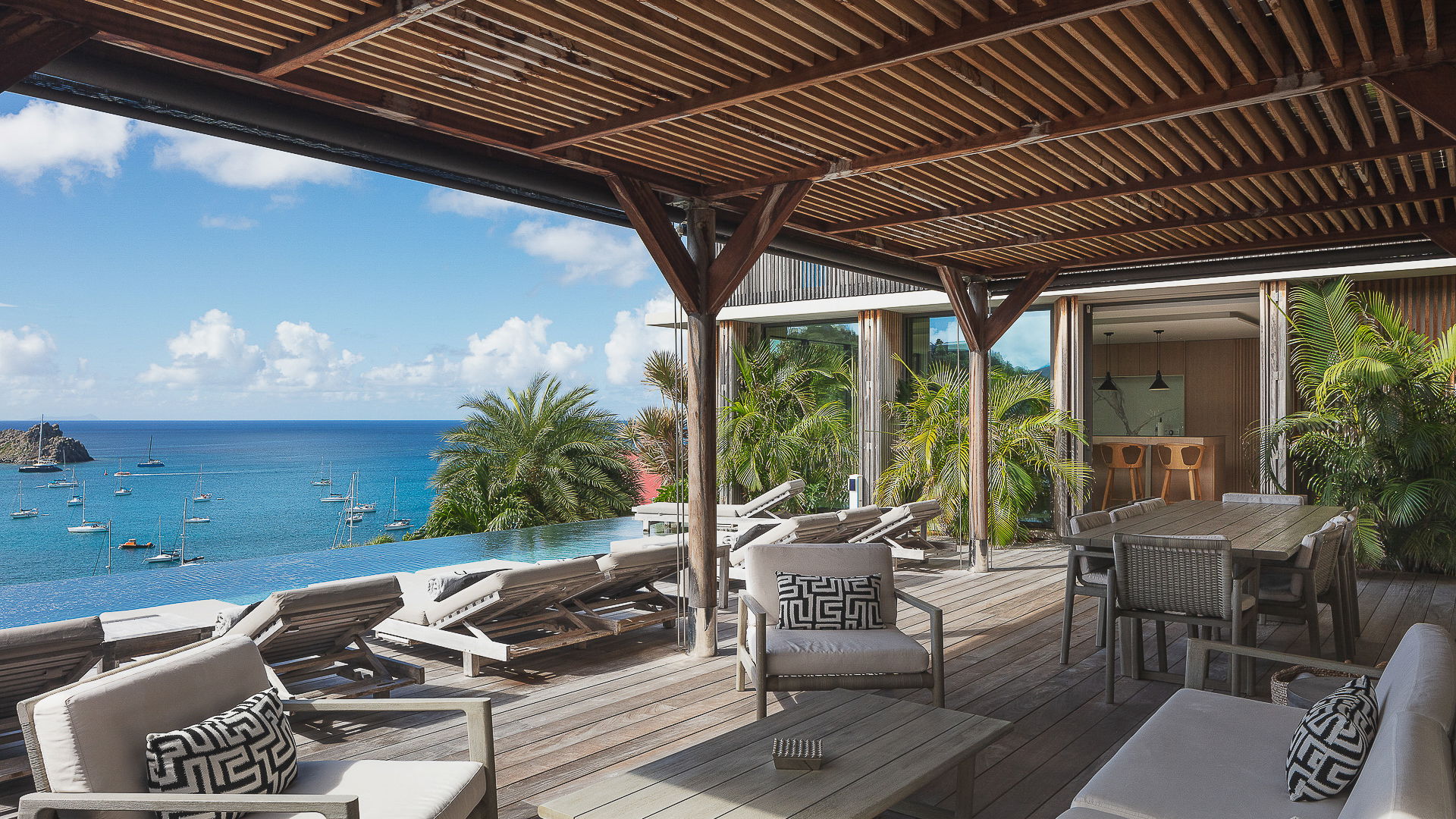 OUTDOOR LOUNGE AREA