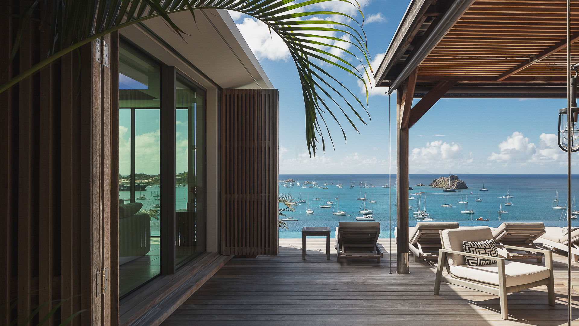 OUTDOOR LOUNGE AREA