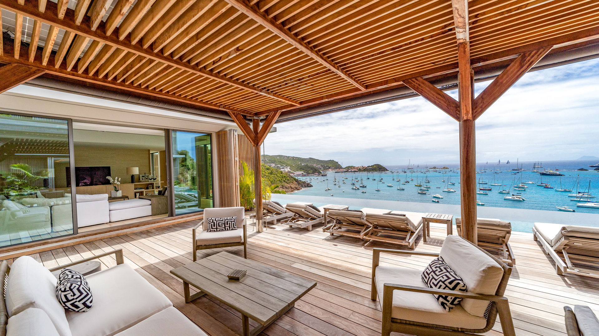 OUTDOOR LOUNGE AREA