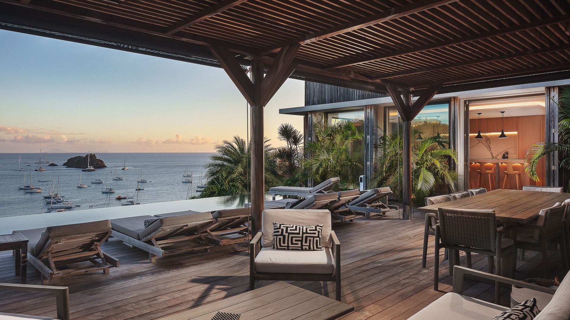 OUTDOOR LOUNGE AREA
