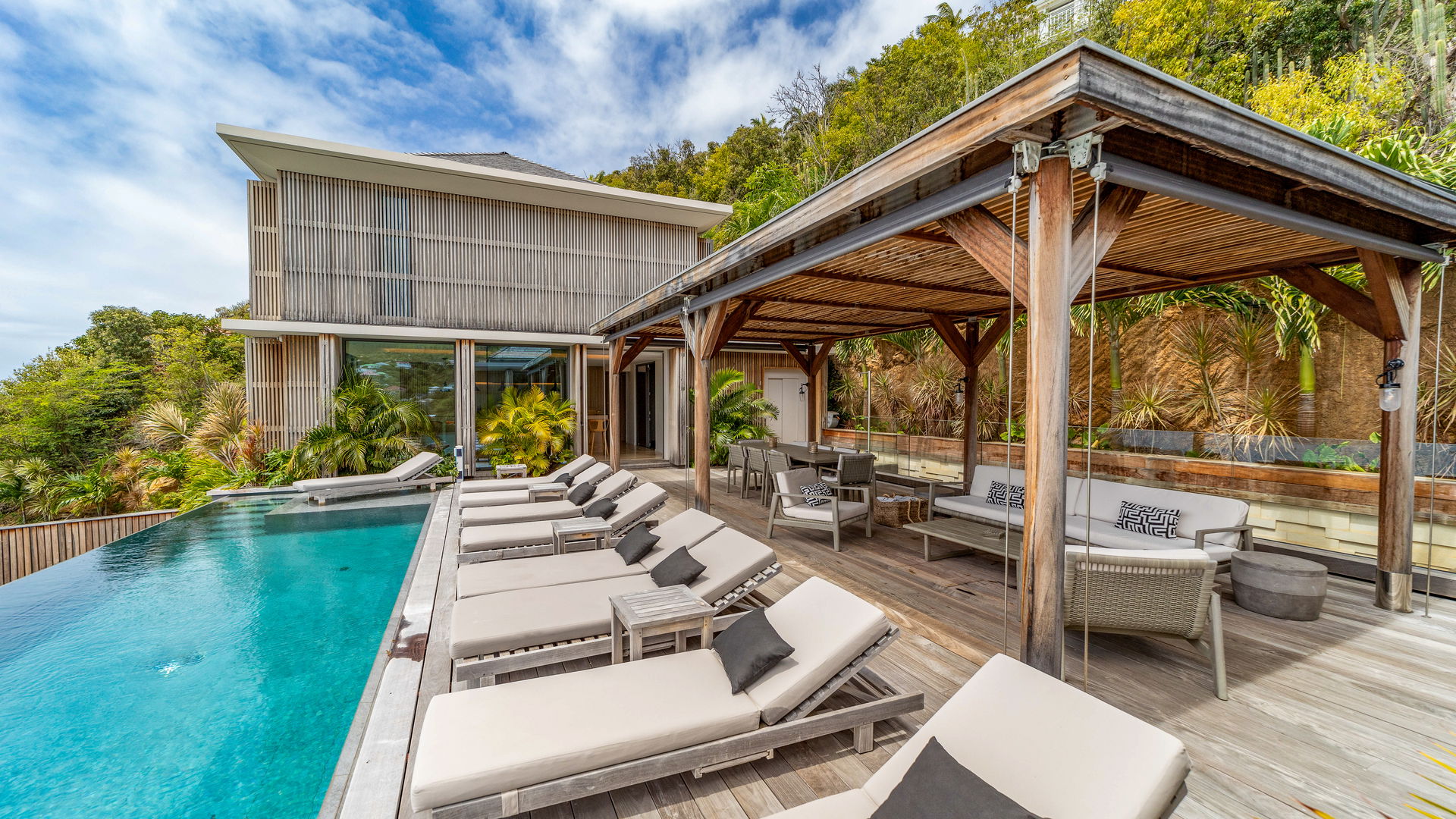 POOL & TERRACE