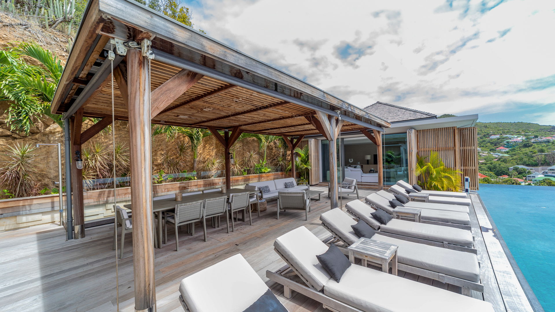 POOL & TERRACE