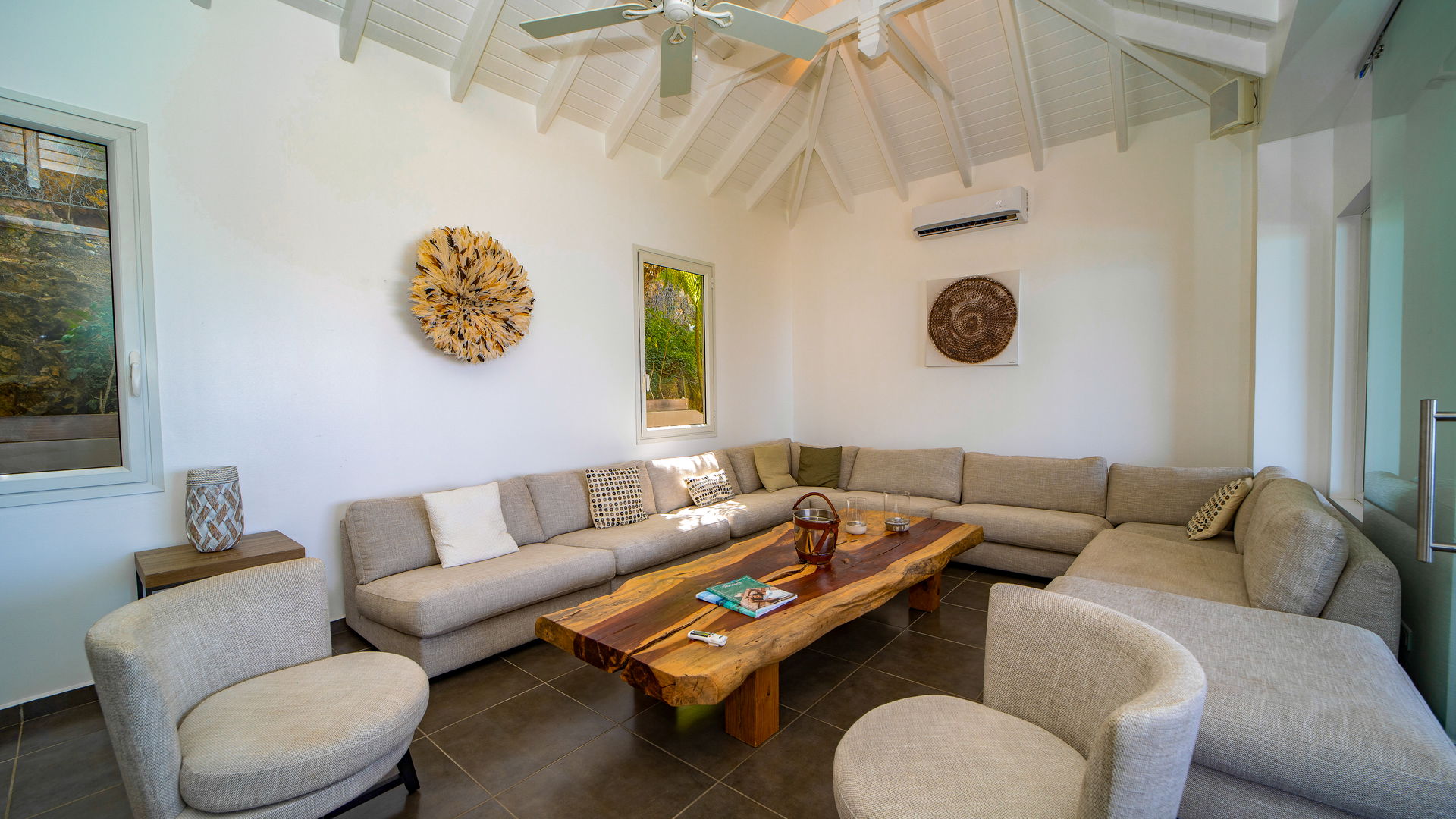 LOUNGE & TV ROOM