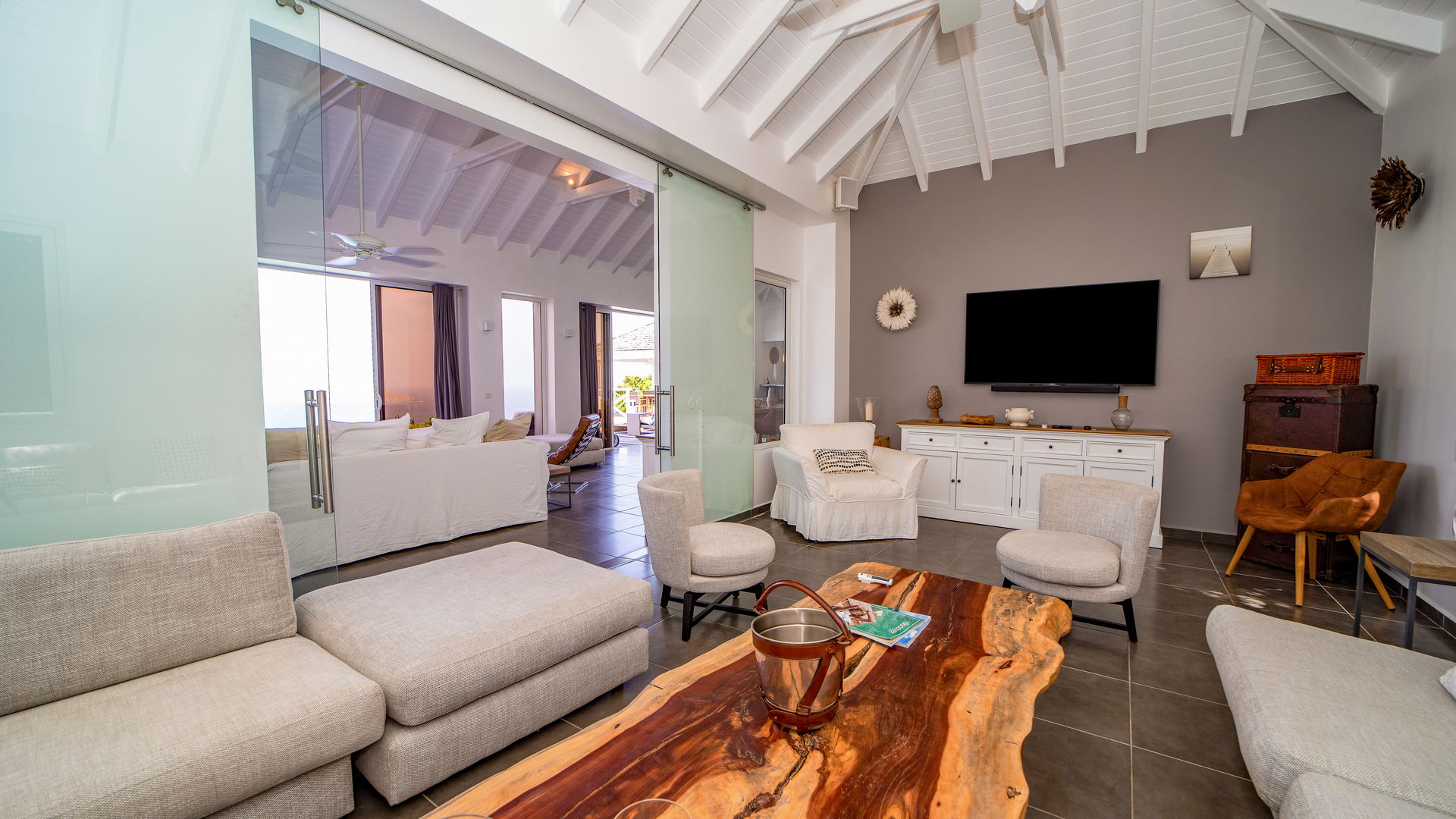 LOUNGE & TV ROOM