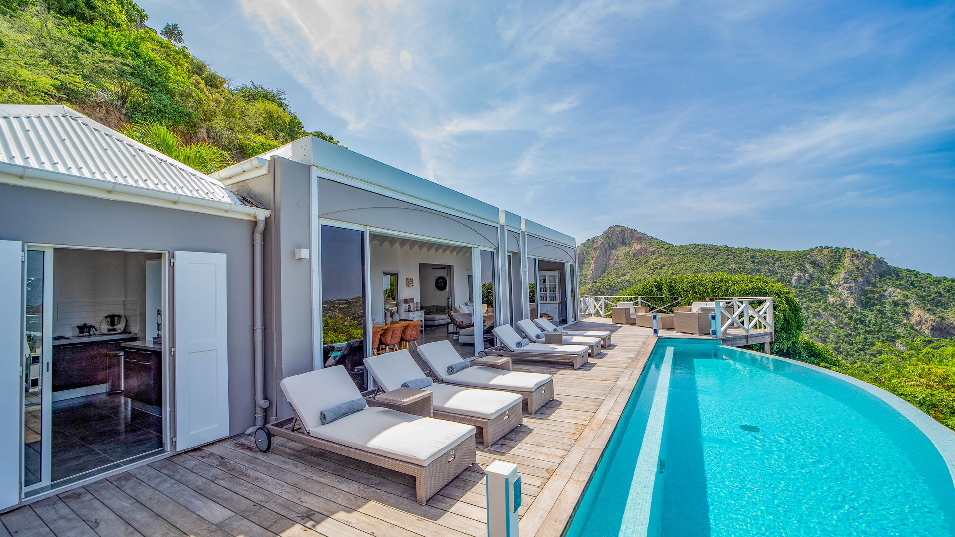 POOL & TERRACE