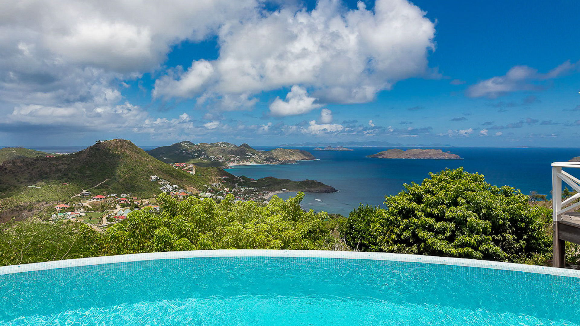 POOL & TERRACE