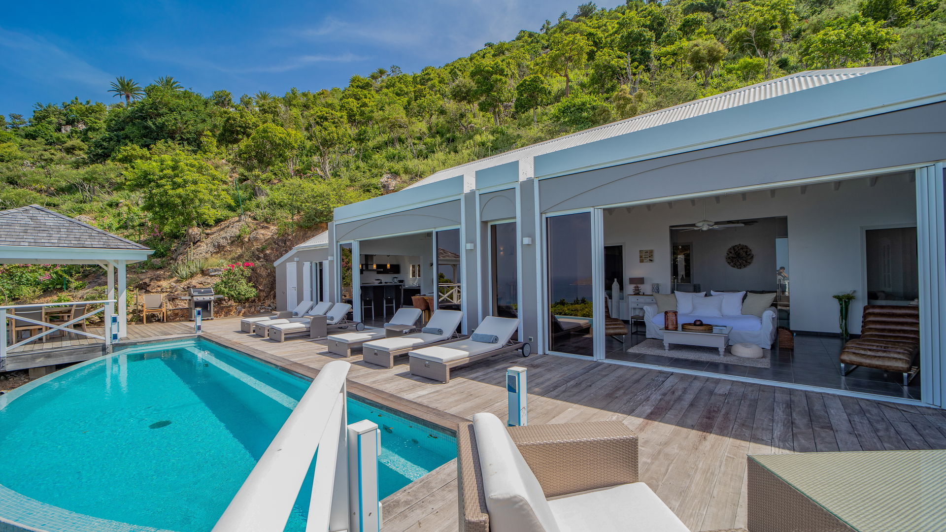 POOL & TERRACE