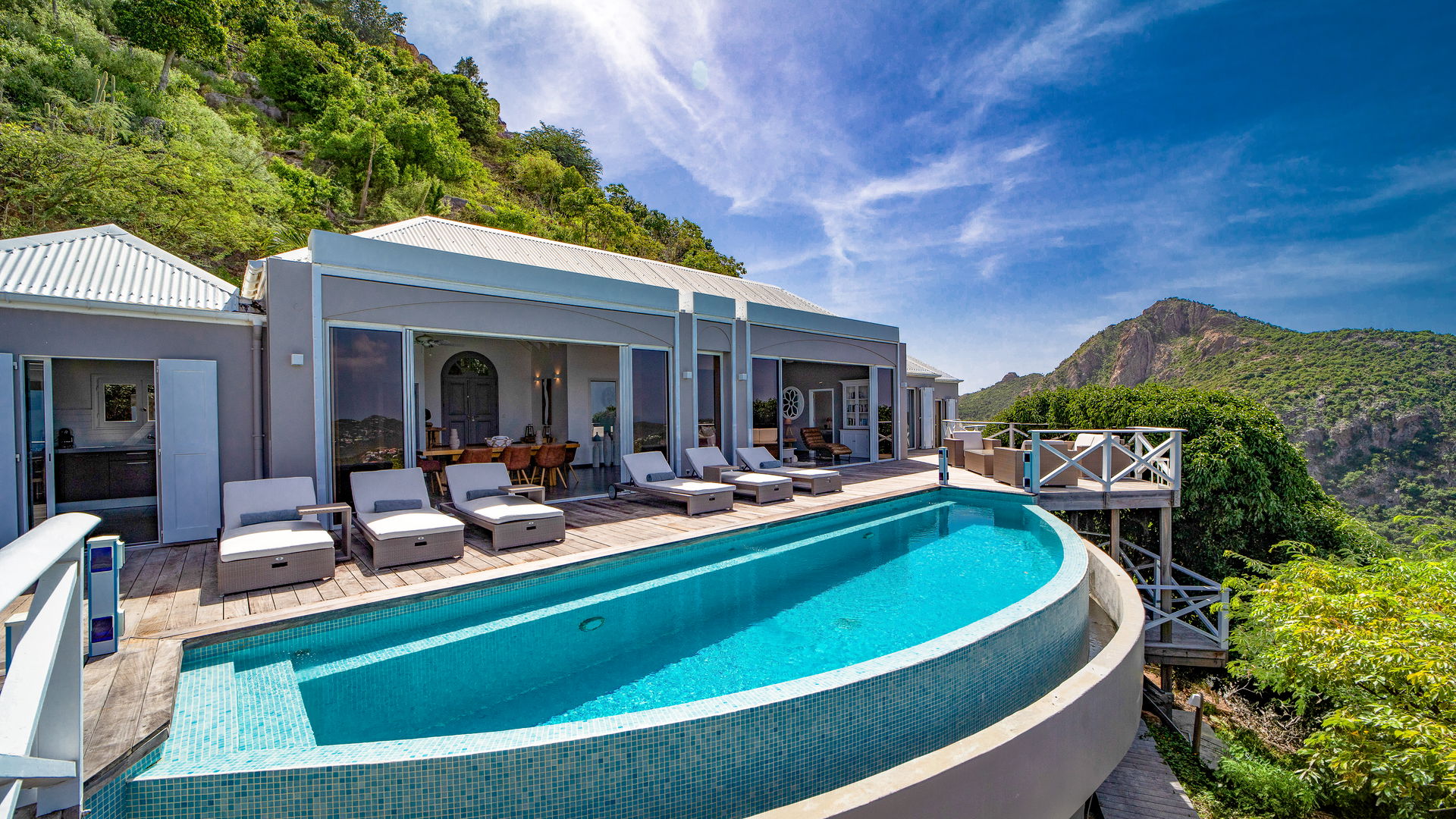 POOL & TERRACE