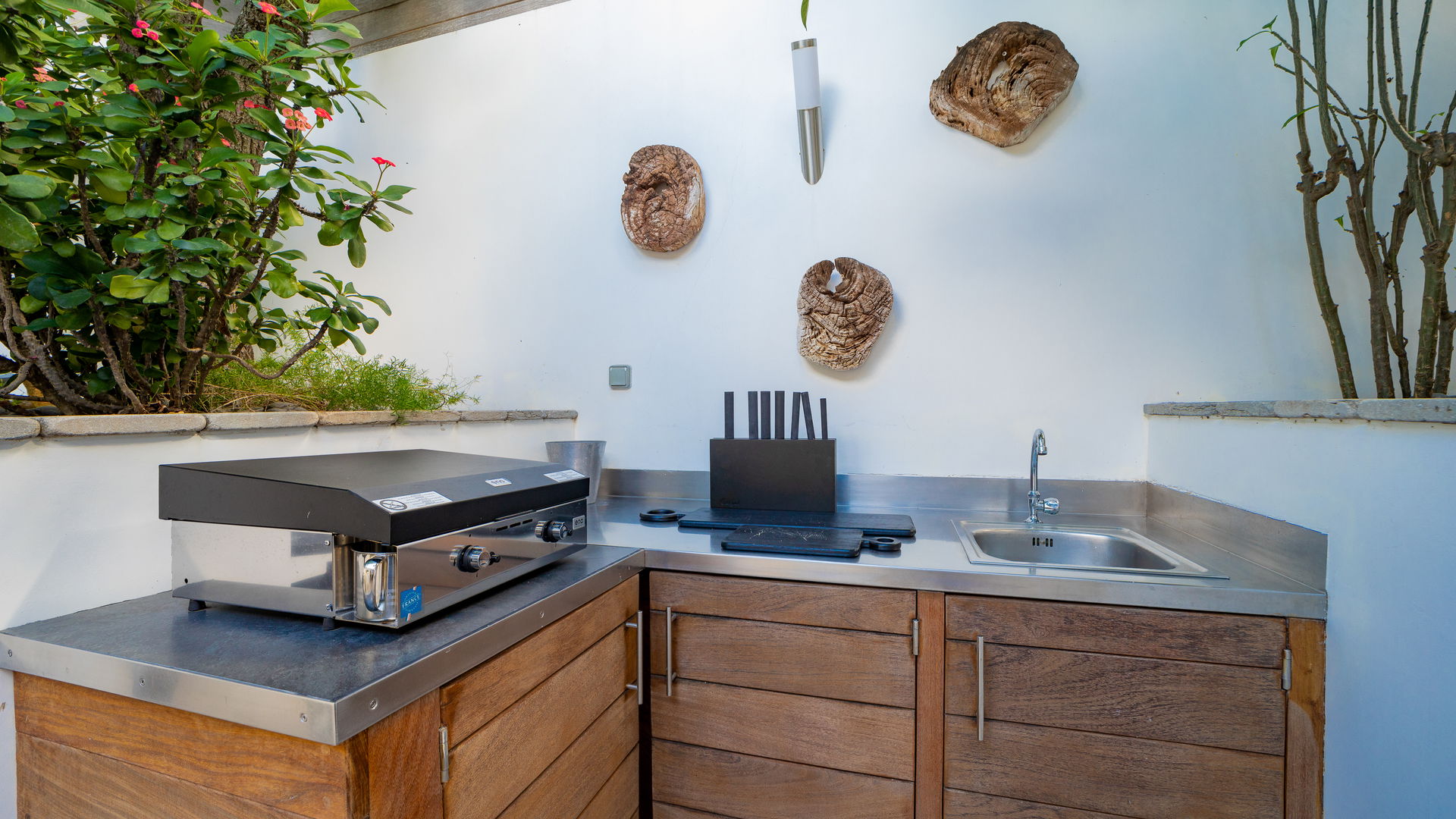 KITCHEN & DINING AREA