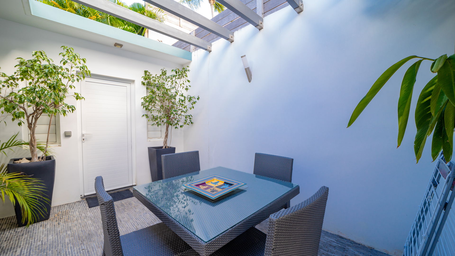 KITCHEN & DINING AREA