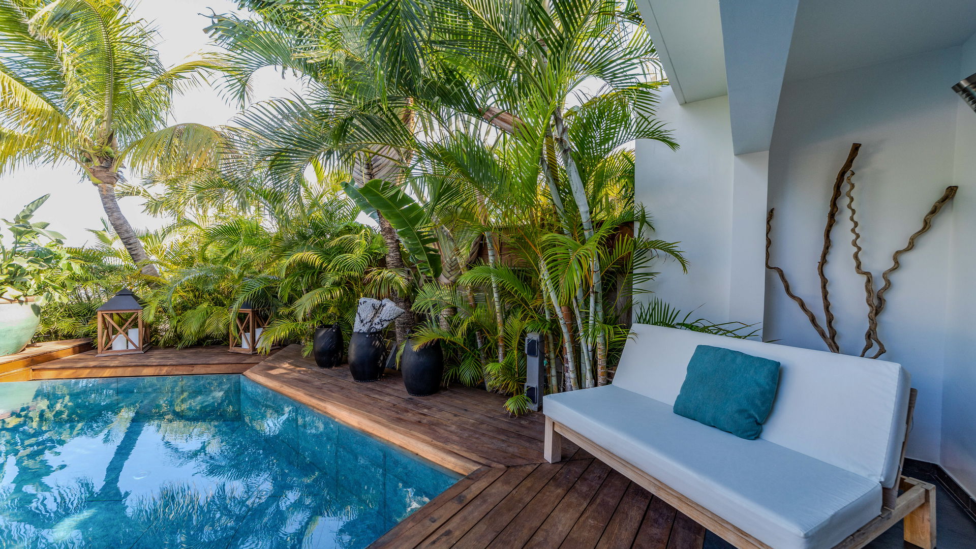 POOL & TERRACE