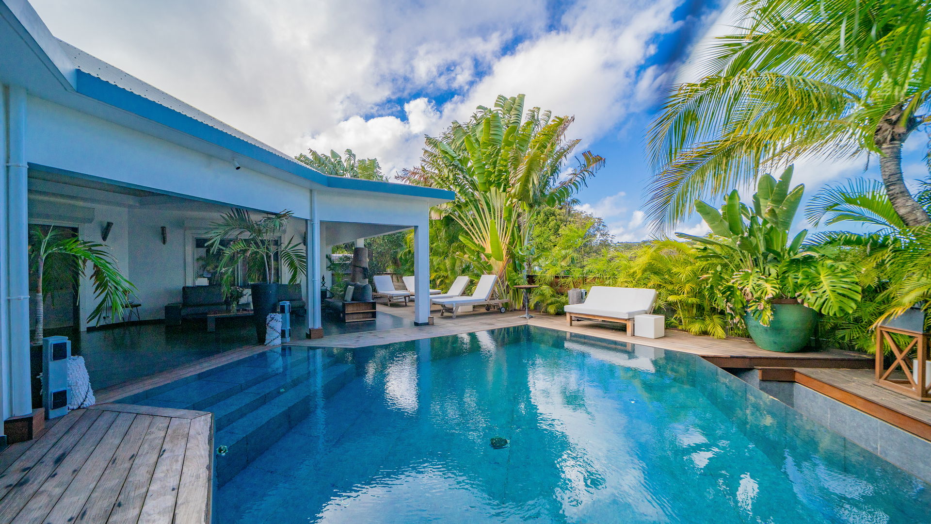 POOL & TERRACE