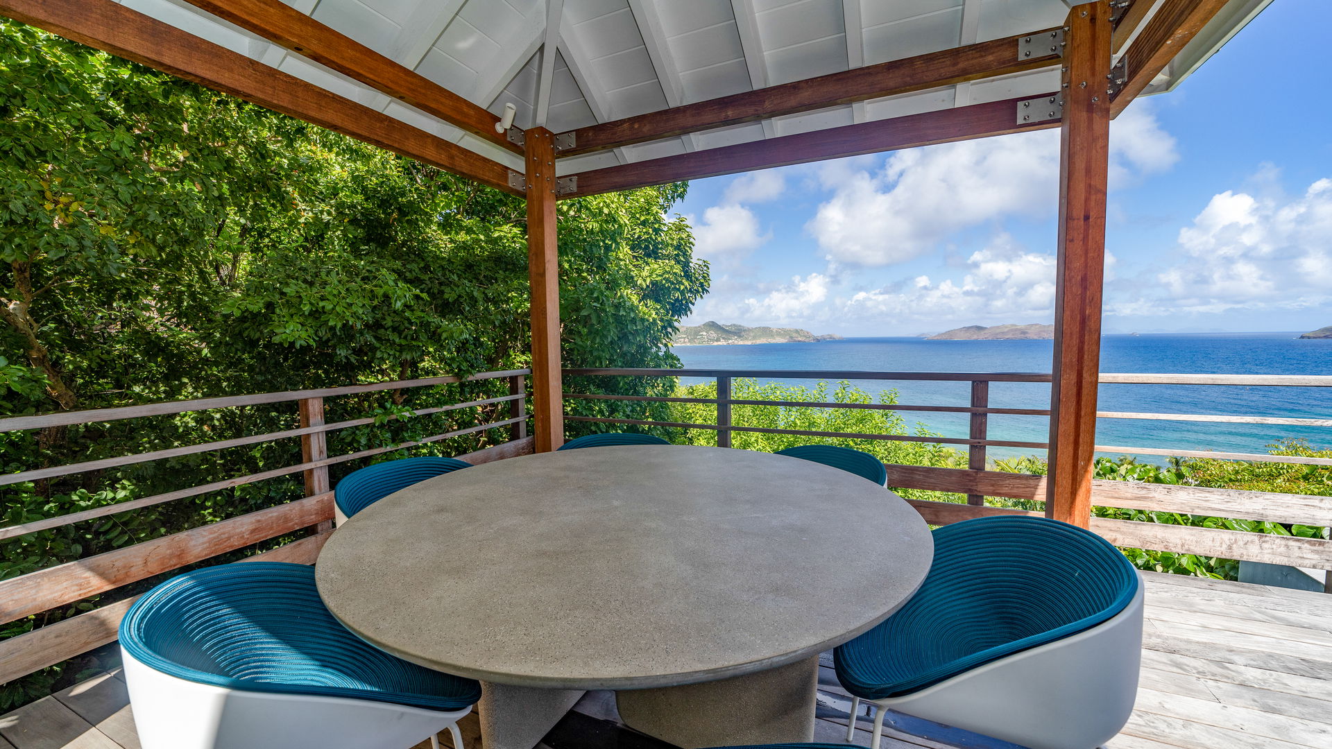 OUTDOOR DINING AREA