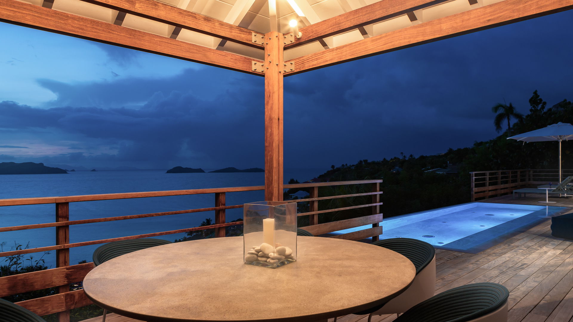 OUTDOOR DINING AREA