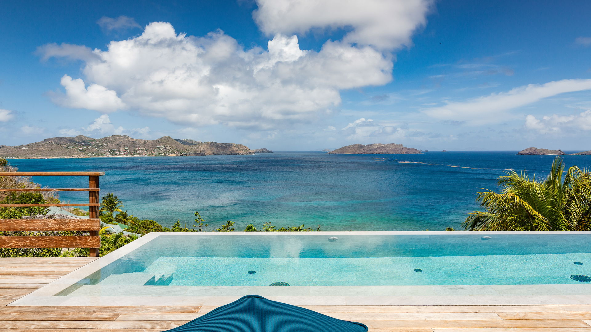 POOL & TERRACE