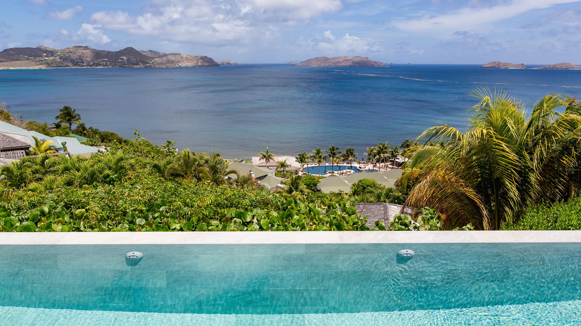 POOL & TERRACE