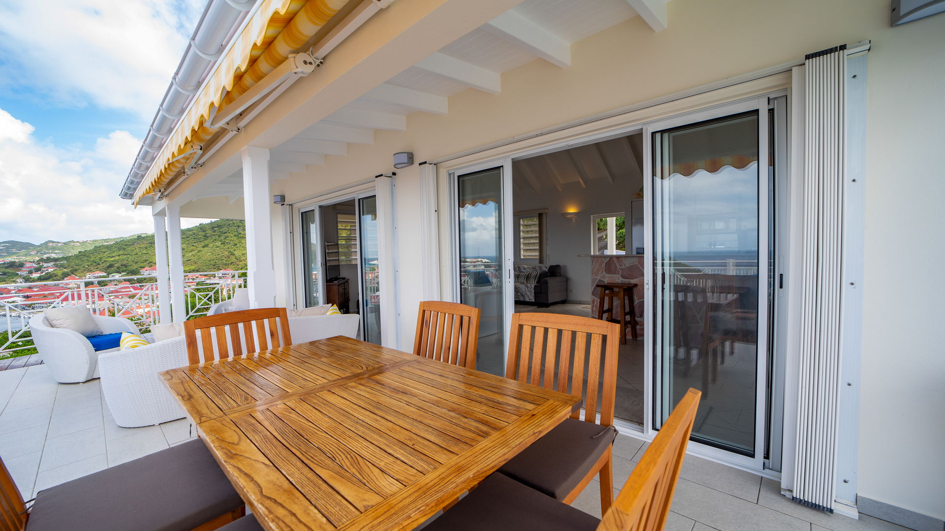 KITCHEN & DINING AREA